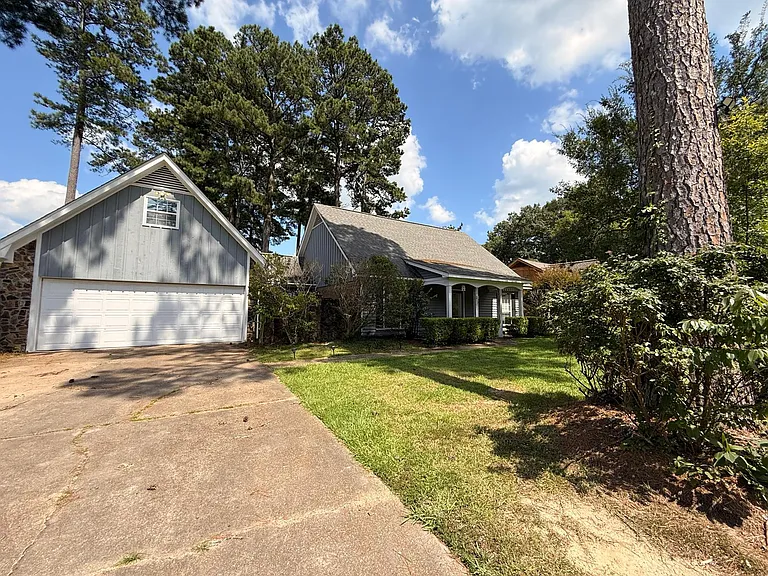 217 Cedar Dr — Photo 2