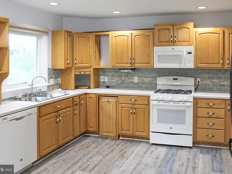 105 Robin Hood Ln — Photo 6