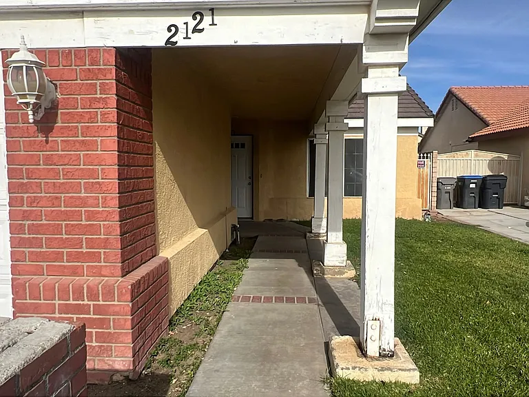 2121 Beechwood St — Photo 2