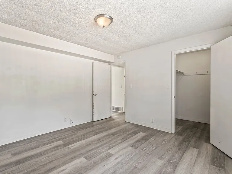 Towne Apartments — Photo 11