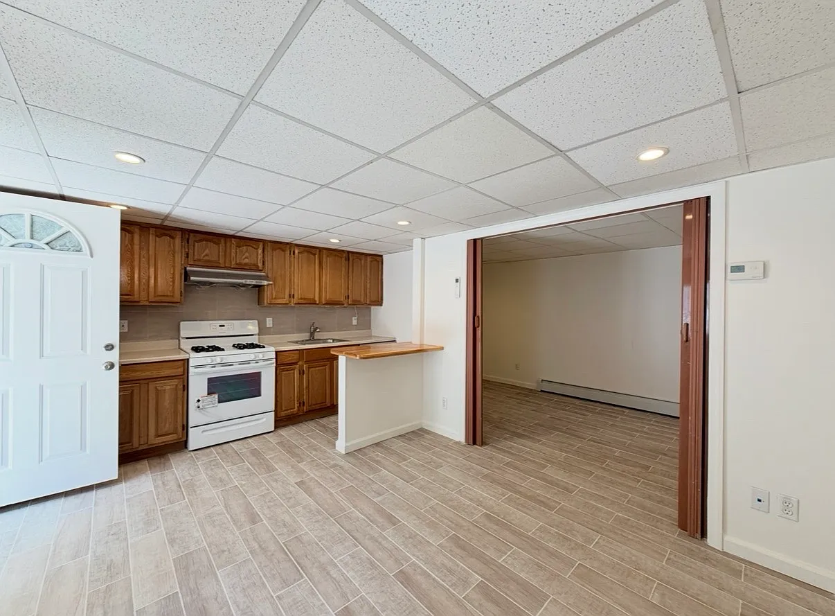 Studio, $1,900 — Photo 4