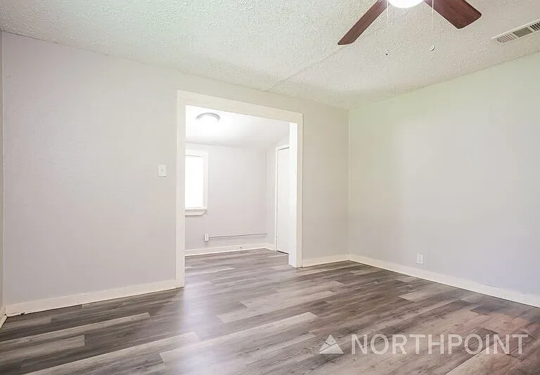 1211 Country Club Rd — Photo 3