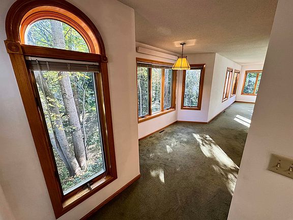 4th image of 903 Ridge Rd