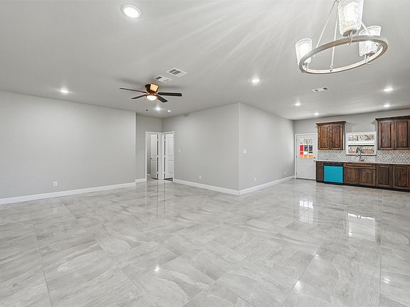 4th image of 306 Lewis St