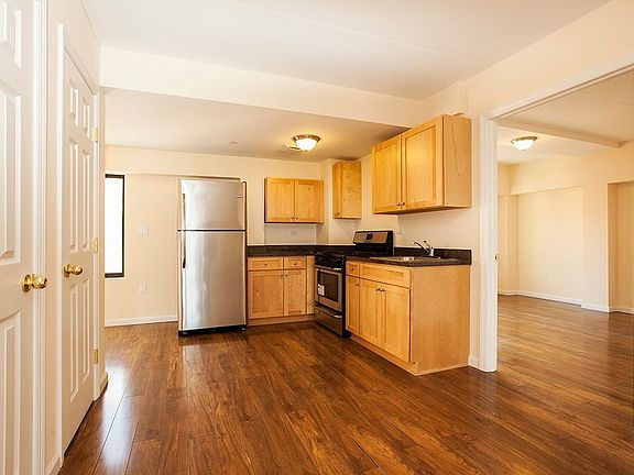3rd image of 2627 2nd St APT 5F