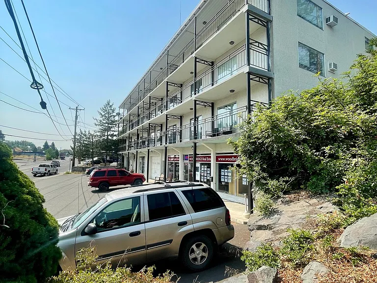 605 S Grand Ave — Photo 3
