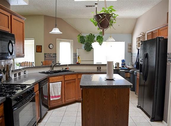 2nd image of 1901 Chapman Dr