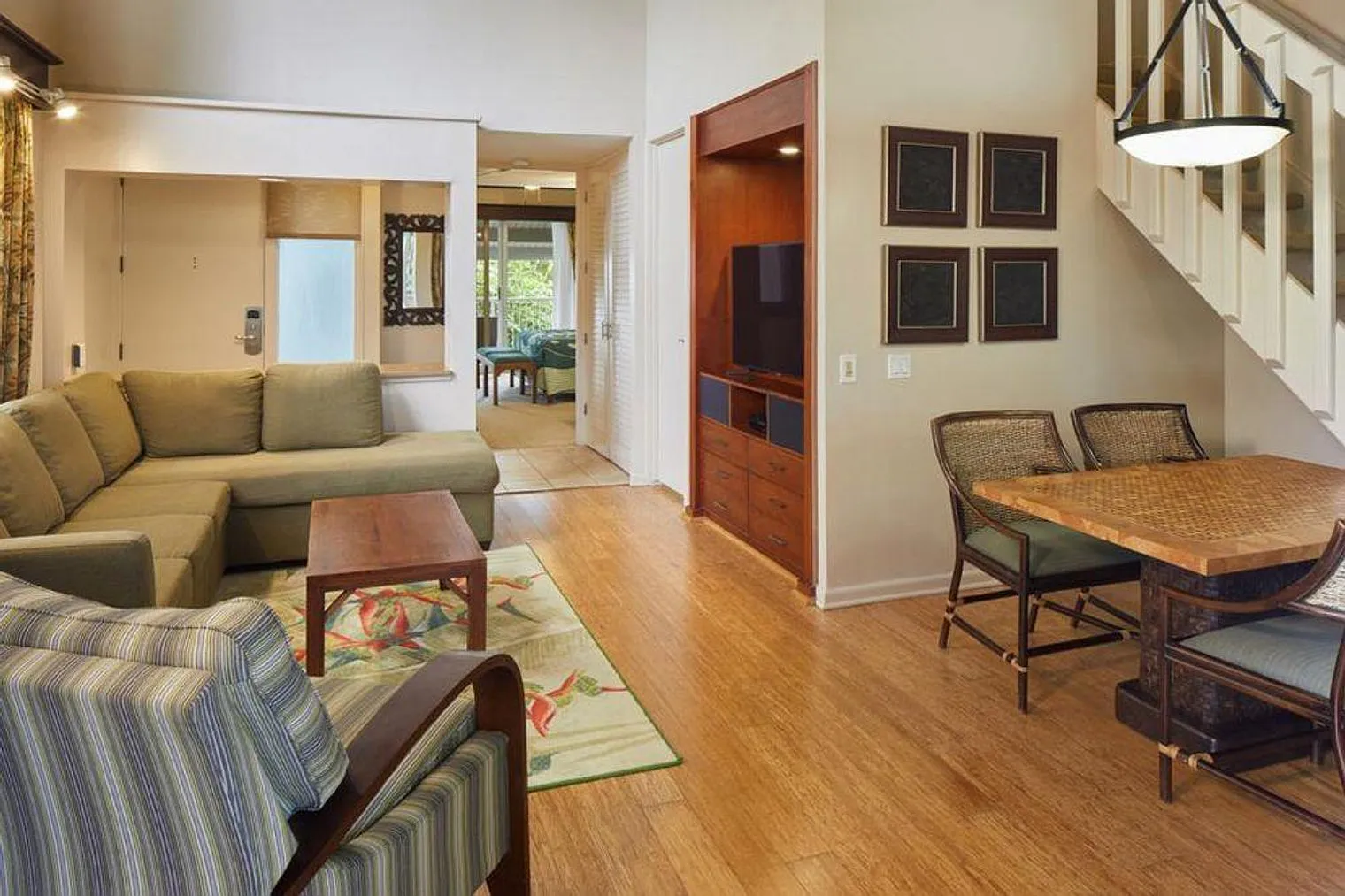 1 bed, 2.0 bath, 914 sqft, $6,866 — Photo 2