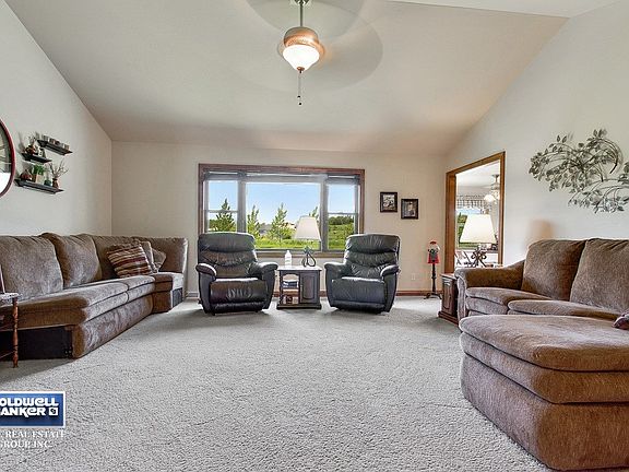 Great room w/vaulted ceiling