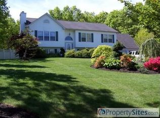 14 Douglas Ln, Manorville, NY 11949