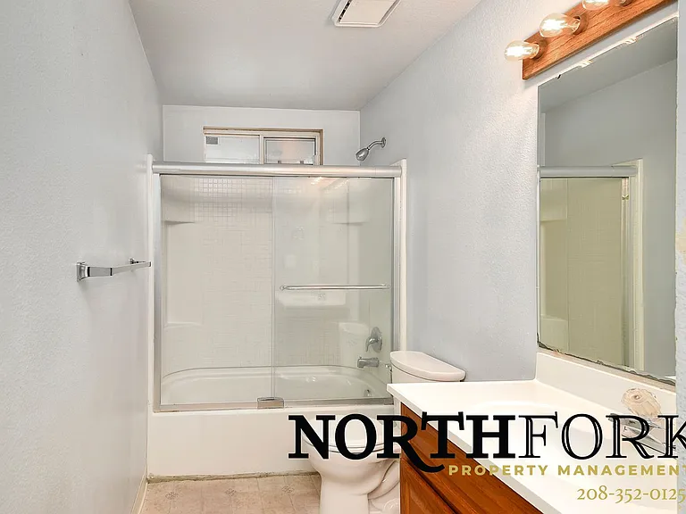 1421 S Michigan Ln — Photo 10