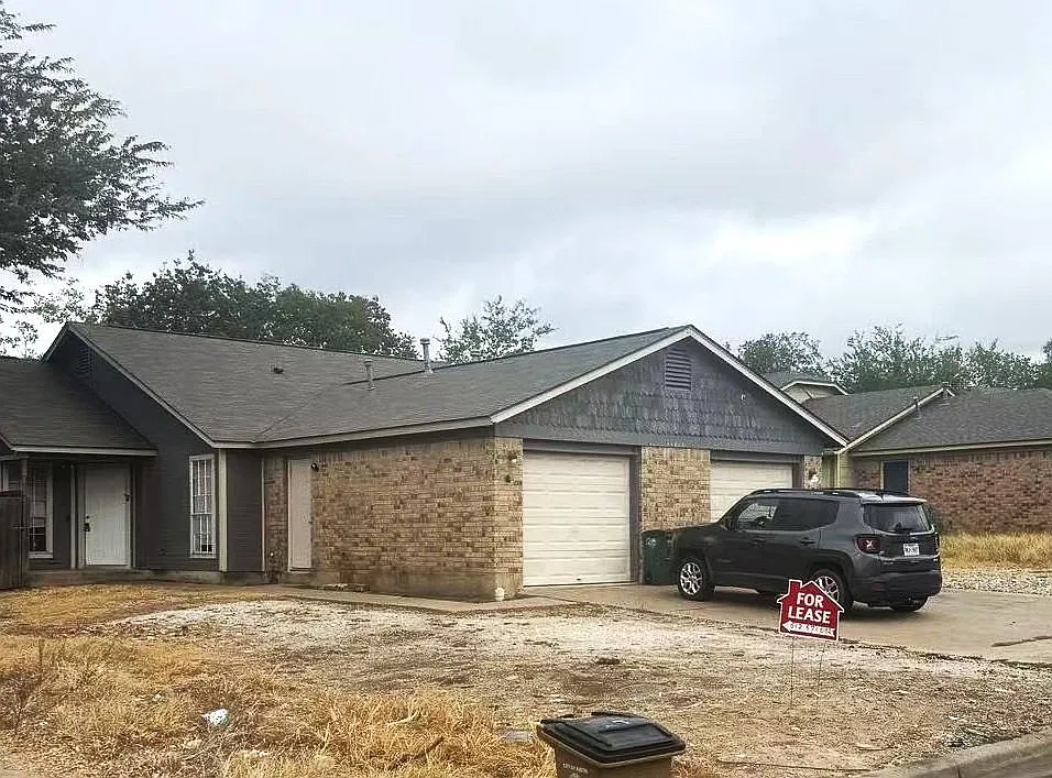 2 bed, 2.0 bath, 888 sqft, $1,350 — Photo 2