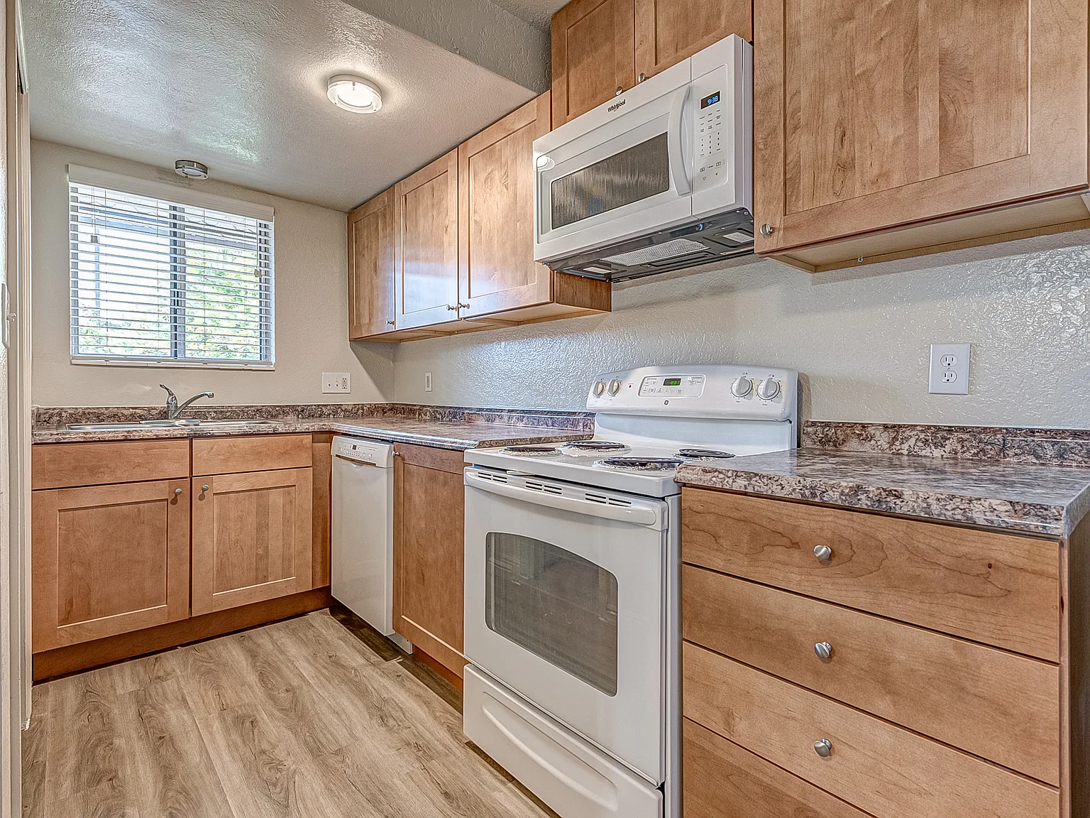 6 bed, 1200 sqft, $505 — Photo 3