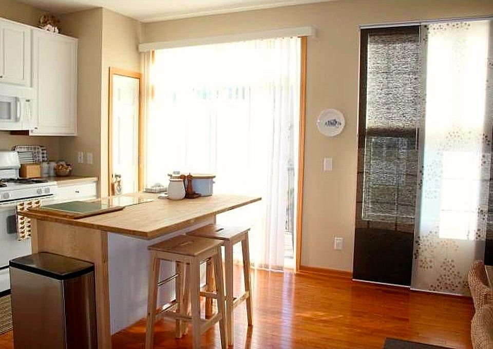 Kitchen w/ Sliding Door to Deck