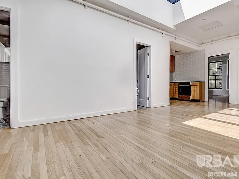 86 E 10th St #4 — Photo 2
