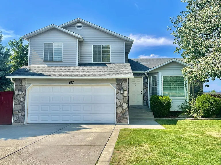 617 E Orangewood Ln — Photo 1