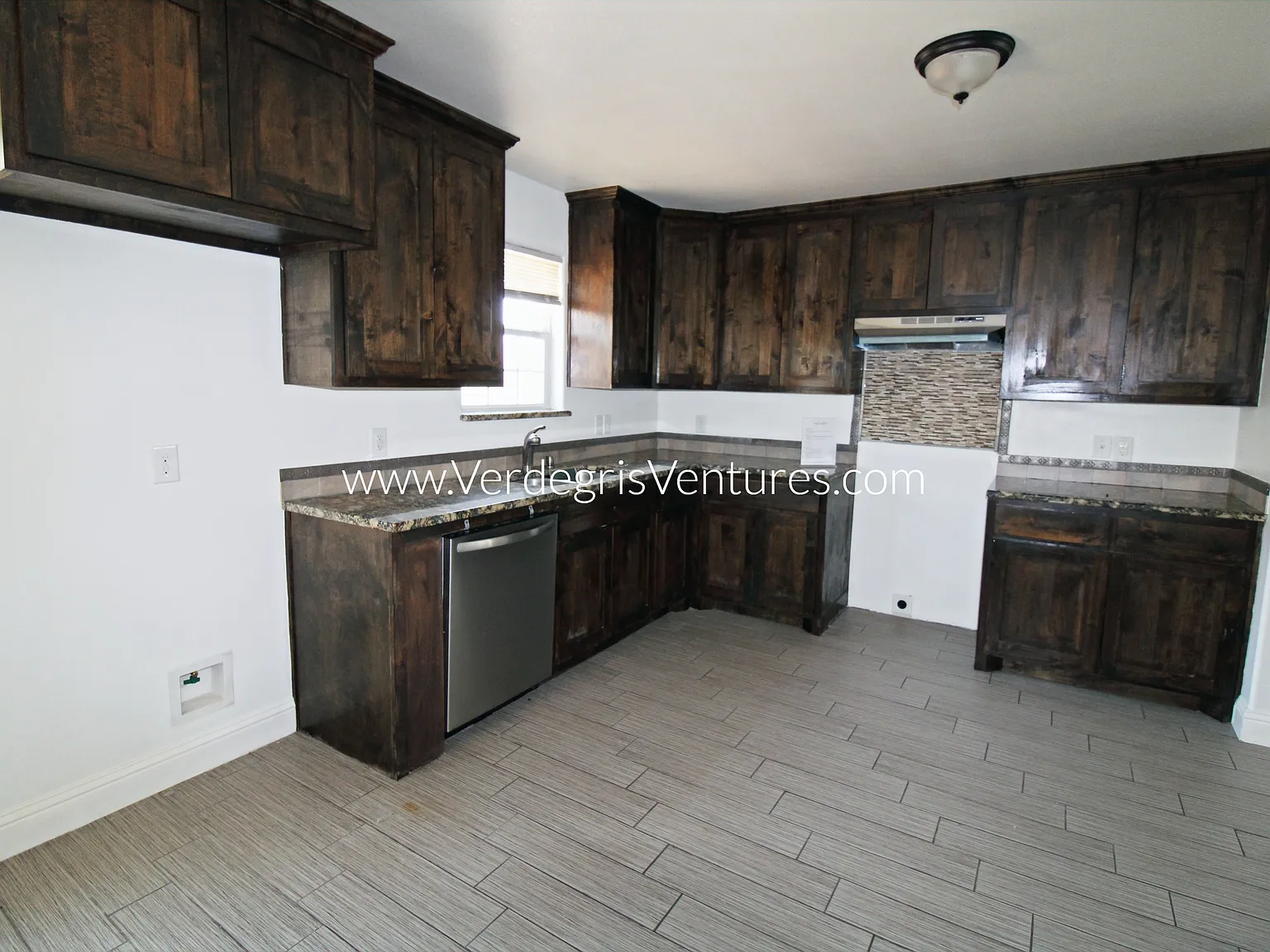 4 bed, 2013 sqft, $2,100 — Photo 3