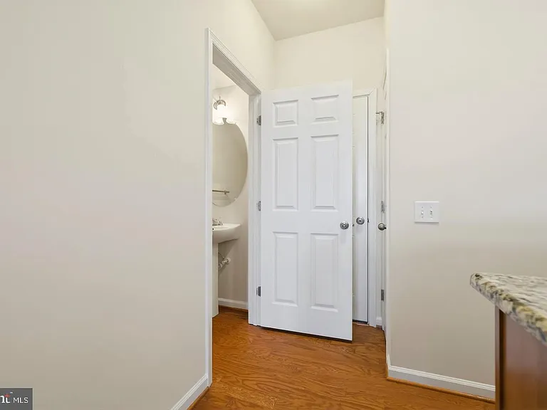 43487 Town Gate Sq — Photo 19
