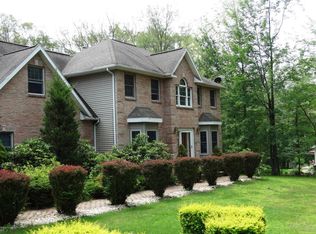 6 Chelsey Dr, Mountain Top, PA 18707