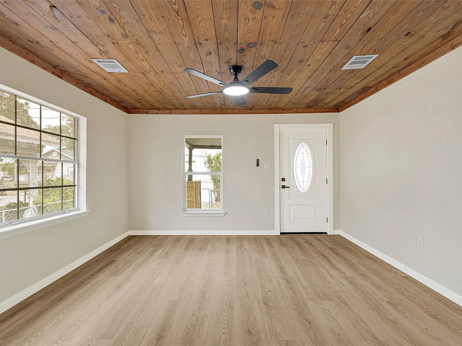 3 bed, 2.0 bath, 1300 sqft, $2,499 — Photo 4
