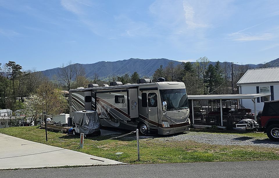 2nd image of 440 Mountain Thrush Dr