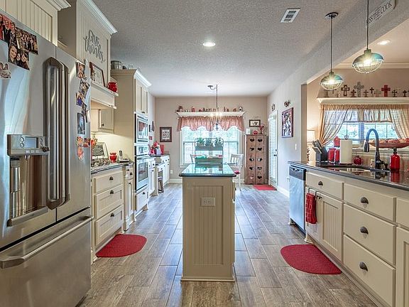 5th image of 300 Camden Dr