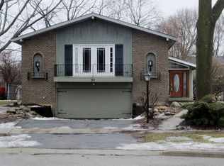 57 Sunset Dr, Cary, IL 60013