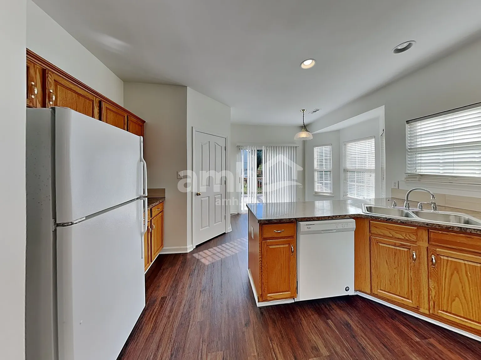 4 bed, 2.5 bath, 1984 sqft, $2,470 — Photo 4