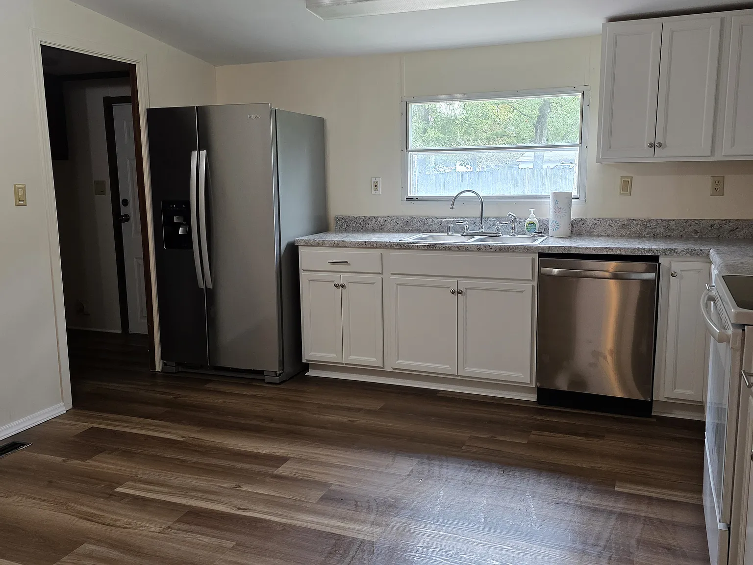 3 bed, 1110 sqft, $1,300 — Photo 2