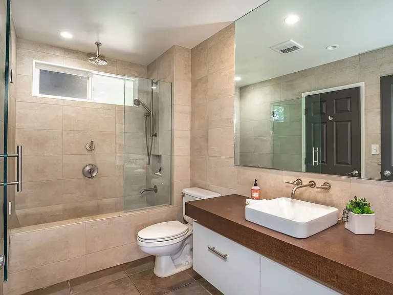 33 Hoe St — Photo 22