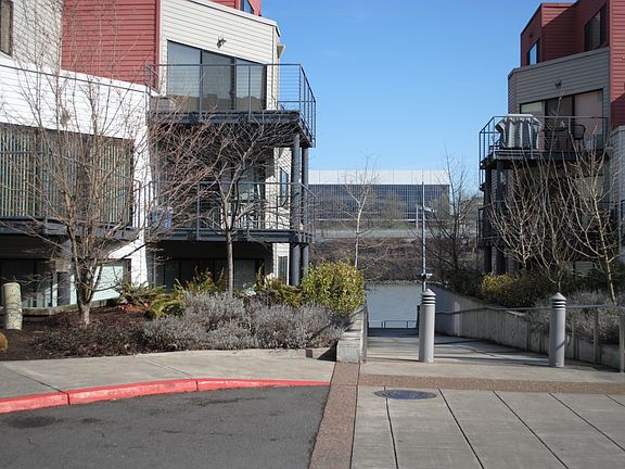 4th image of 840 NW Naito Pkwy APT H3