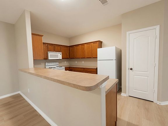 3rd image of 821 Hickory St