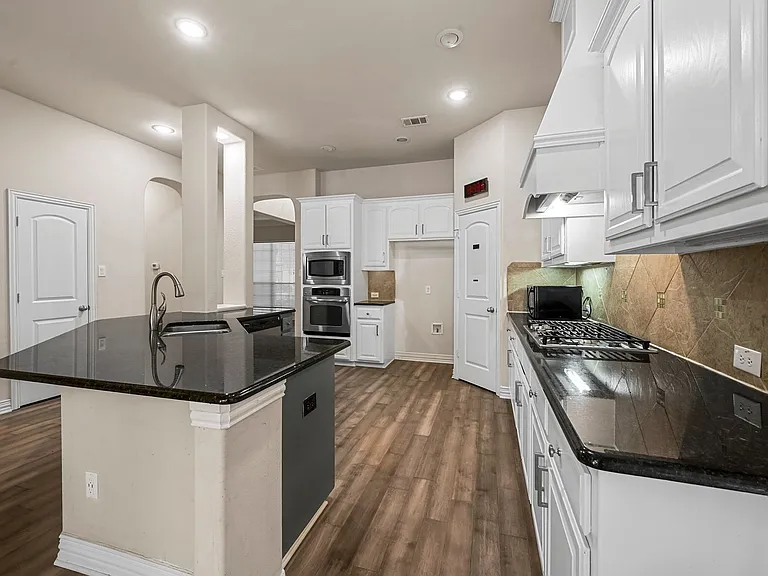 8732 Laurel Canyon Rd — Photo 10