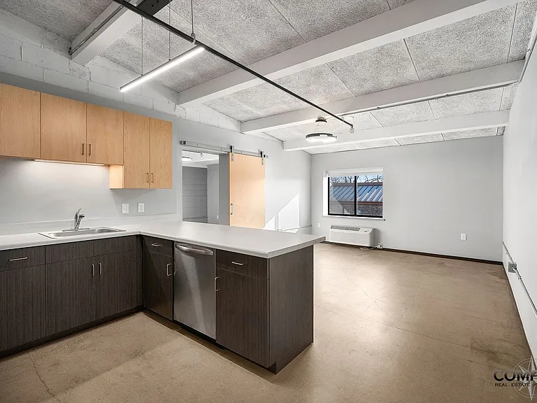 The Howard Apartments — Photo 31