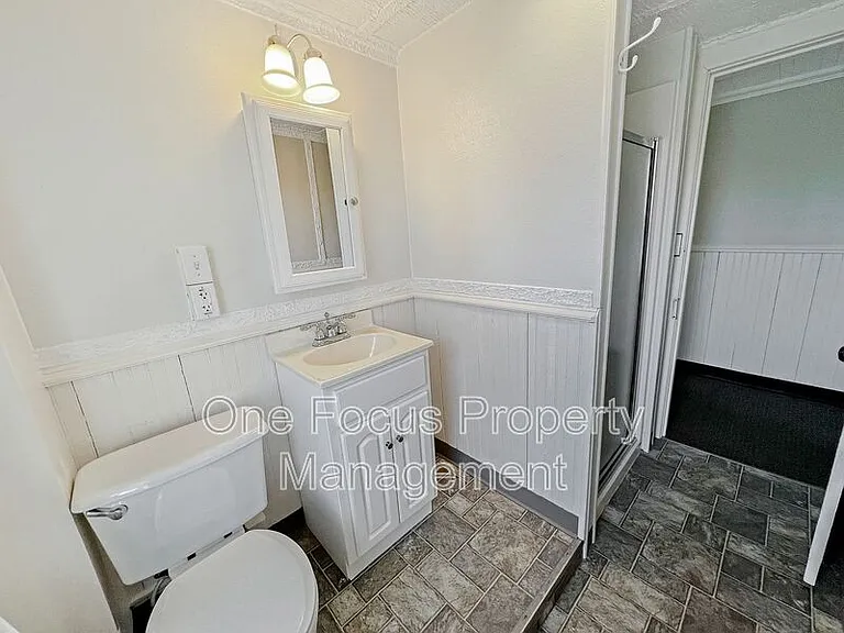 665 Allen St — Photo 4