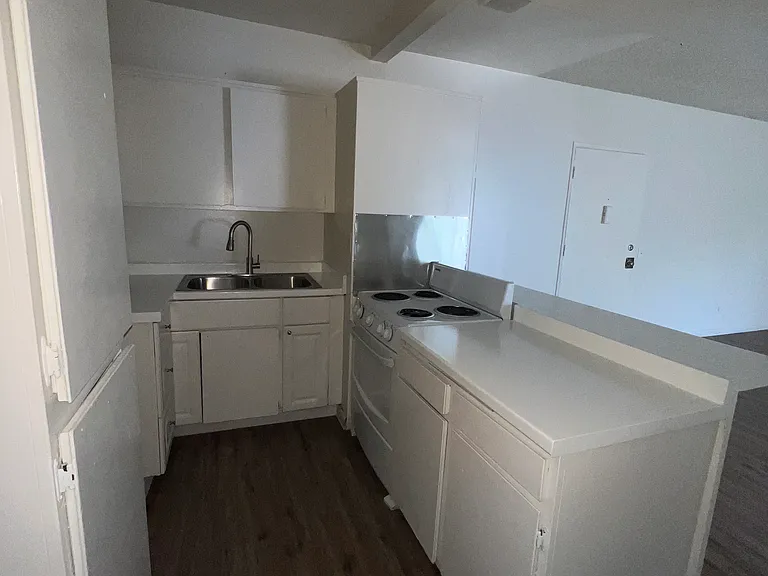 Lennox Lanai Apartments — Photo 57