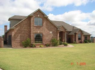 2113 NE 15th St, Moore, OK 73160