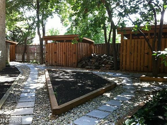 4th image of 1651 Kenwood Ave #C