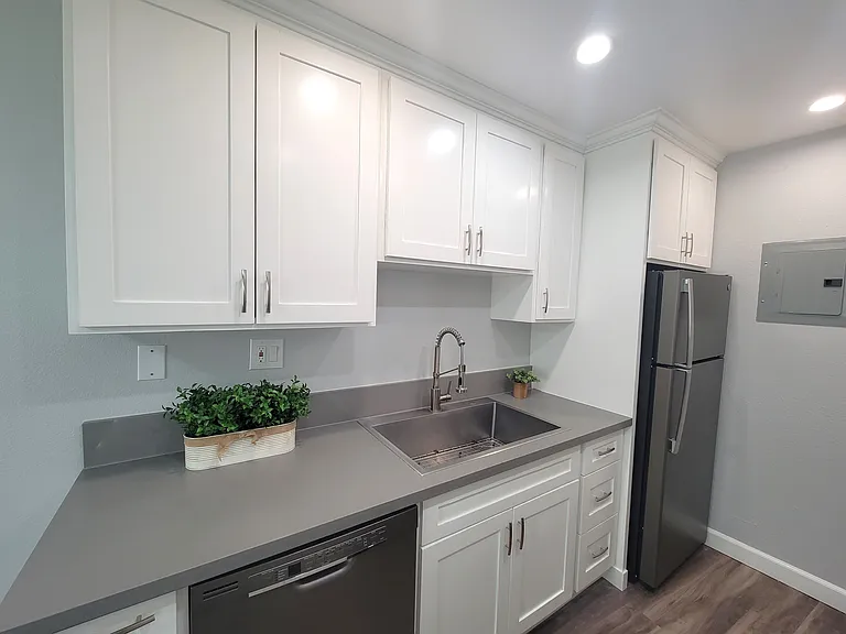 Marquis Apartments — Photo 11