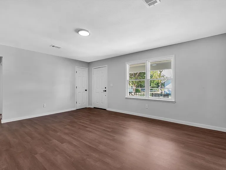 107 E Elm St — Photo 5