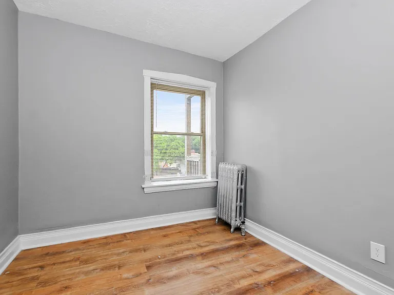 7556-58 S. Calumet Ave. / 320-28 E 76th St. — Photo 11