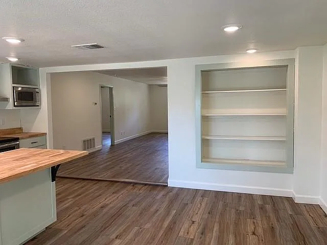 510 Avenue F — Photo 3