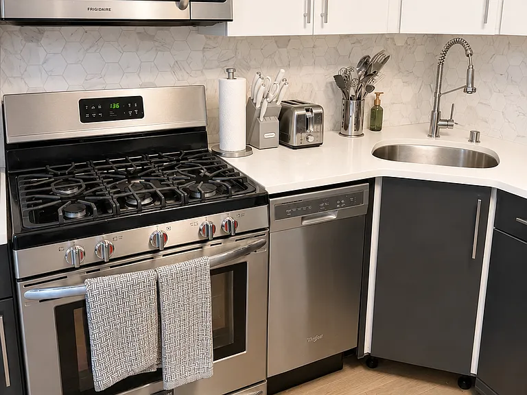 582 Lexington Ave #2 — Photo 4