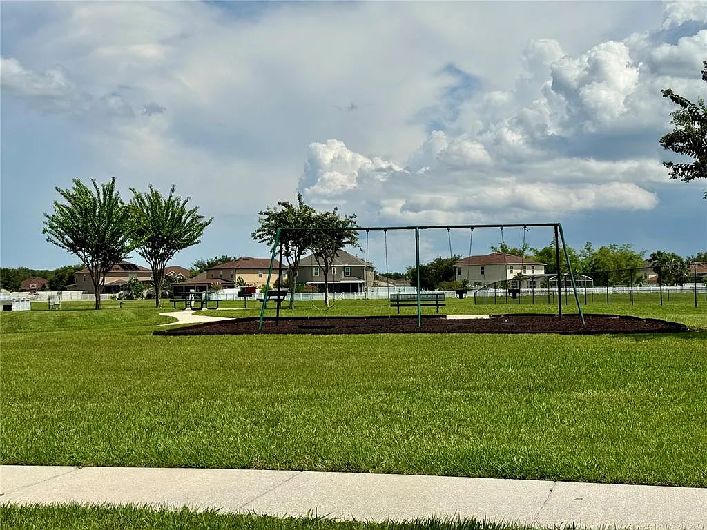 3 bed, 2.0 bath, 1672 sqft, $2,300 — Photo 3