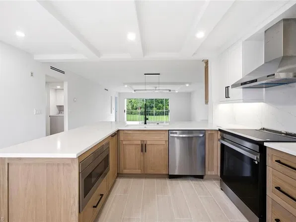 6985 Dennis CIR #204, NAPLES, FL 34104