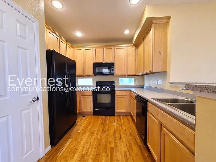 3 bed, 2.5 bath, 1350 sqft, $2,995 — Photo 2