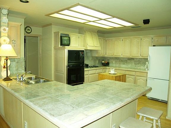 3rd image of 2417 Peachtree Ln