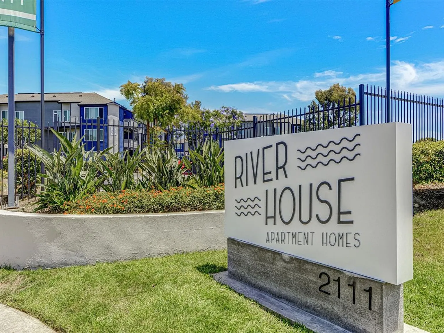 River House Apartments — Photo 1