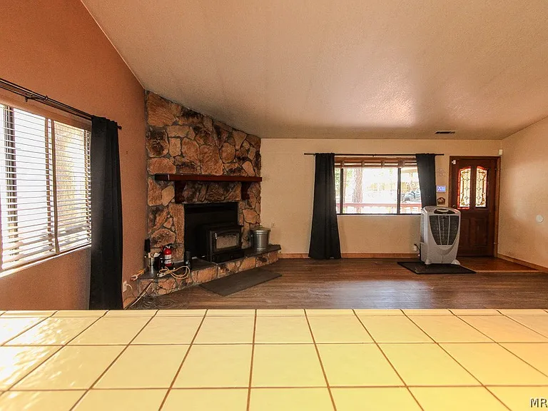 1064 Pine Ln — Photo 8