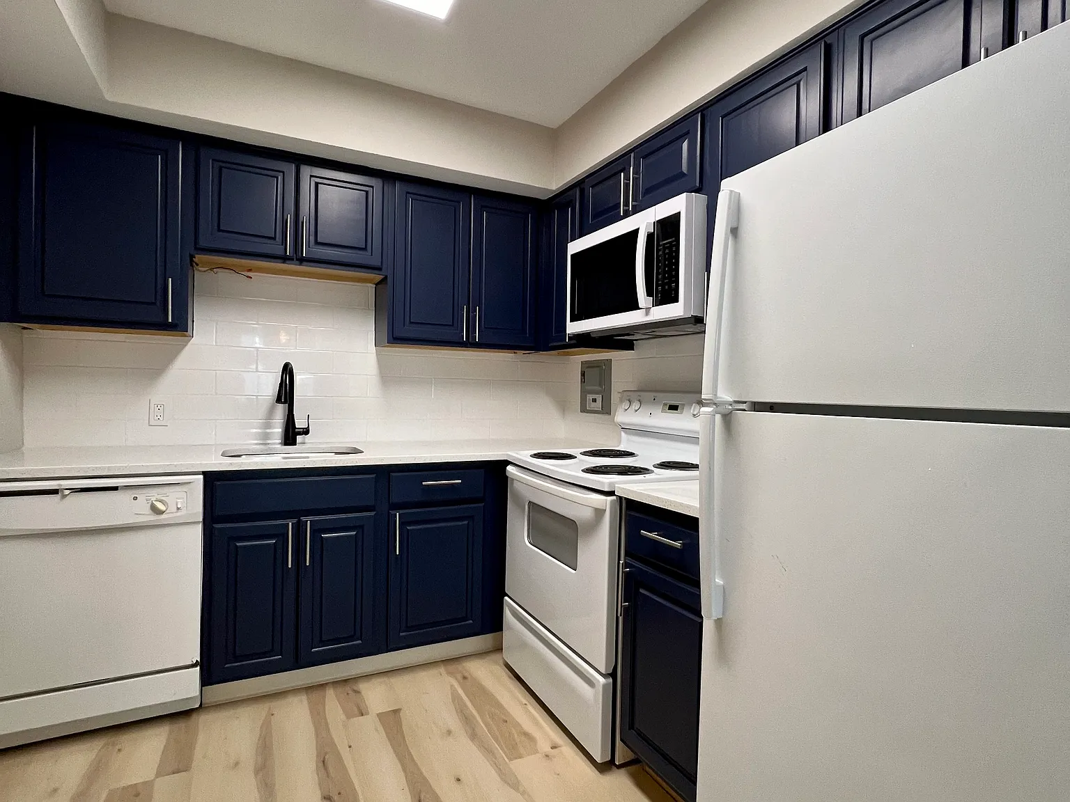 2 bed, 950 sqft, $1,995 — Photo 3